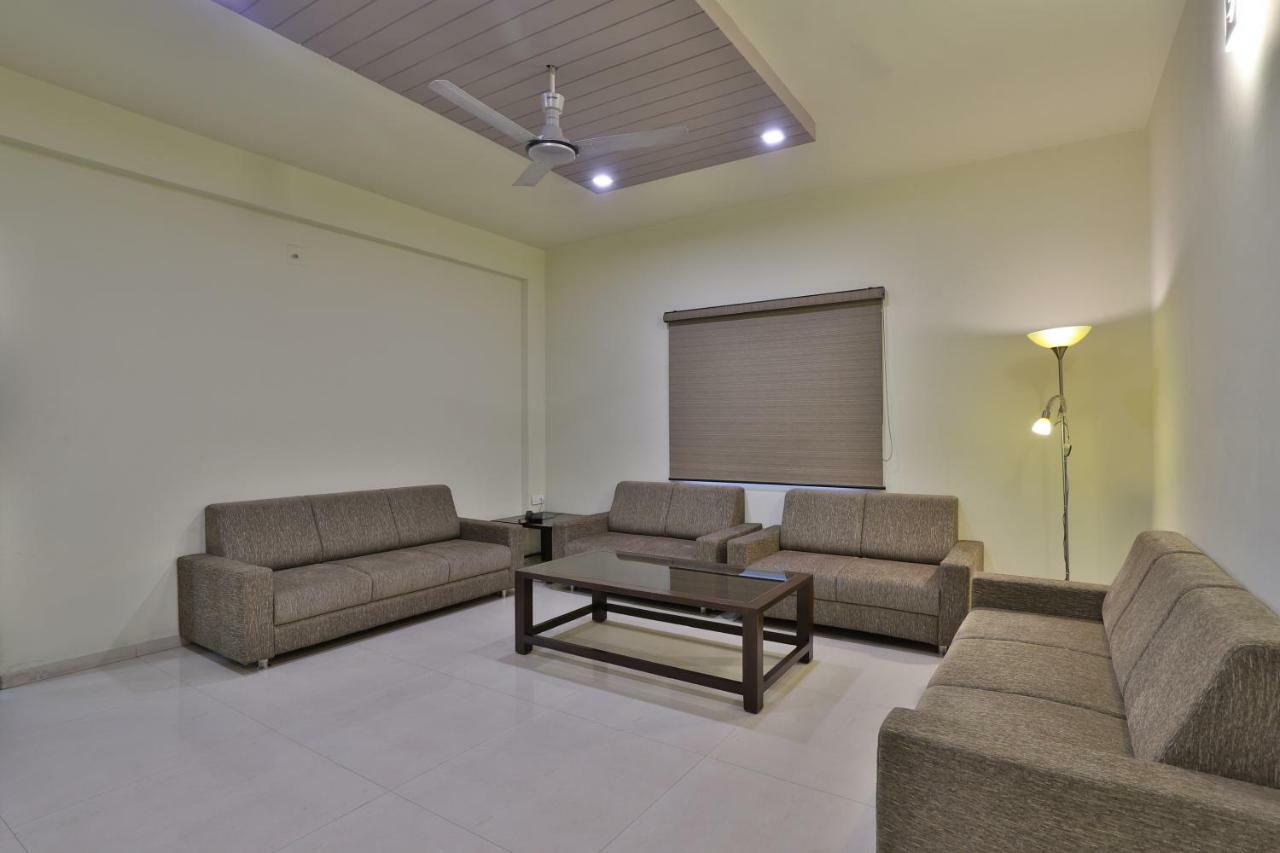 Capital O 47284 Atithi Resort Bharuch Екстер'єр фото